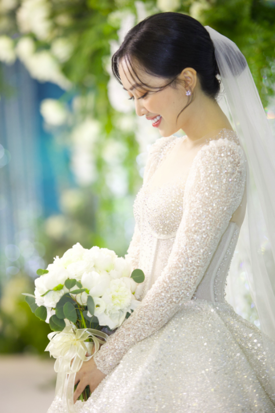 Hòa Minzy và vợ Công Phượng vô tình chạm mặt tại đám cưới Hà Đức Chinh  thái độ cả hai gây xôn xao