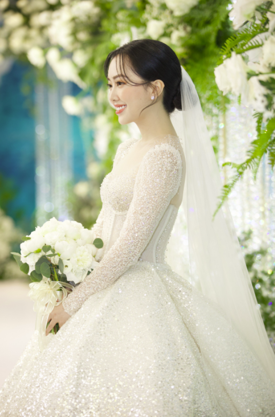 Hòa Minzy xinh đẹp dự đám cưới Hà Đức Chinh giáp mặt vợ Công Phượng