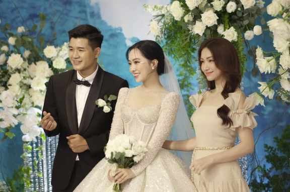 Hòa Minzy xinh đẹp dự đám cưới Hà Đức Chinh, giáp mặt vợ Công Phượng?