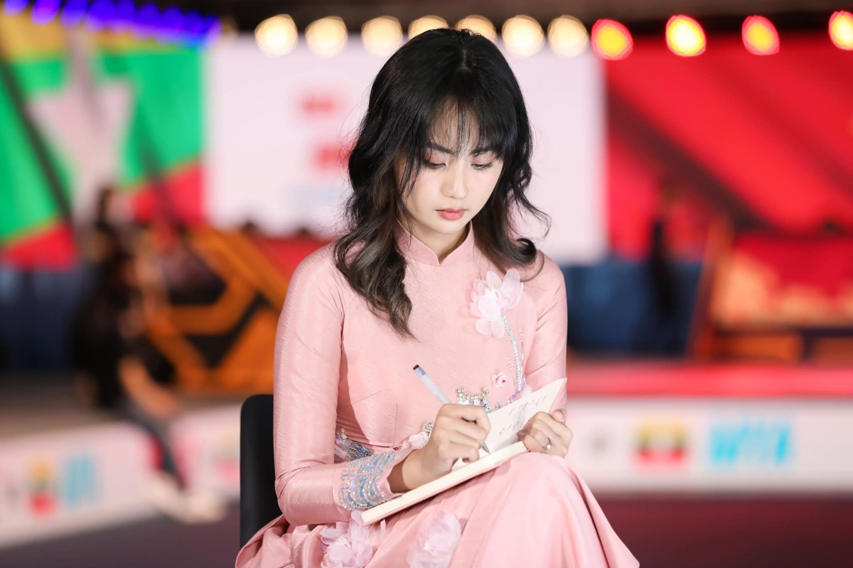 MC Việt Nam diện váy dài, khoe nhan mỹ miều tại SEA Games 31 MC Việt Nam diện áo dài, khoe dung nhan mỹ miều tại SEA Games 31