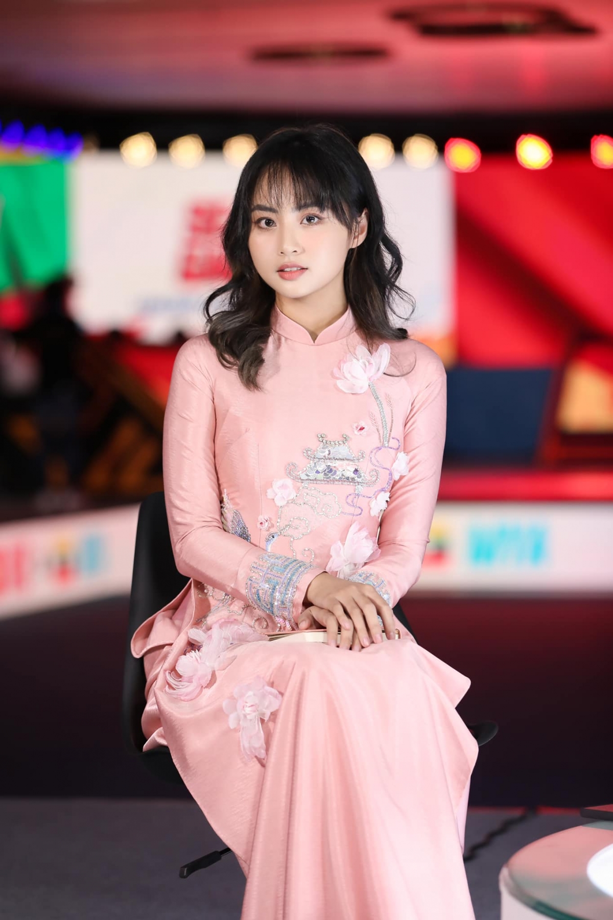 MC Việt Nam diện váy dài, khoe nhan mỹ miều tại SEA Games 31 MC Việt Nam diện áo dài, khoe dung nhan mỹ miều tại SEA Games 31