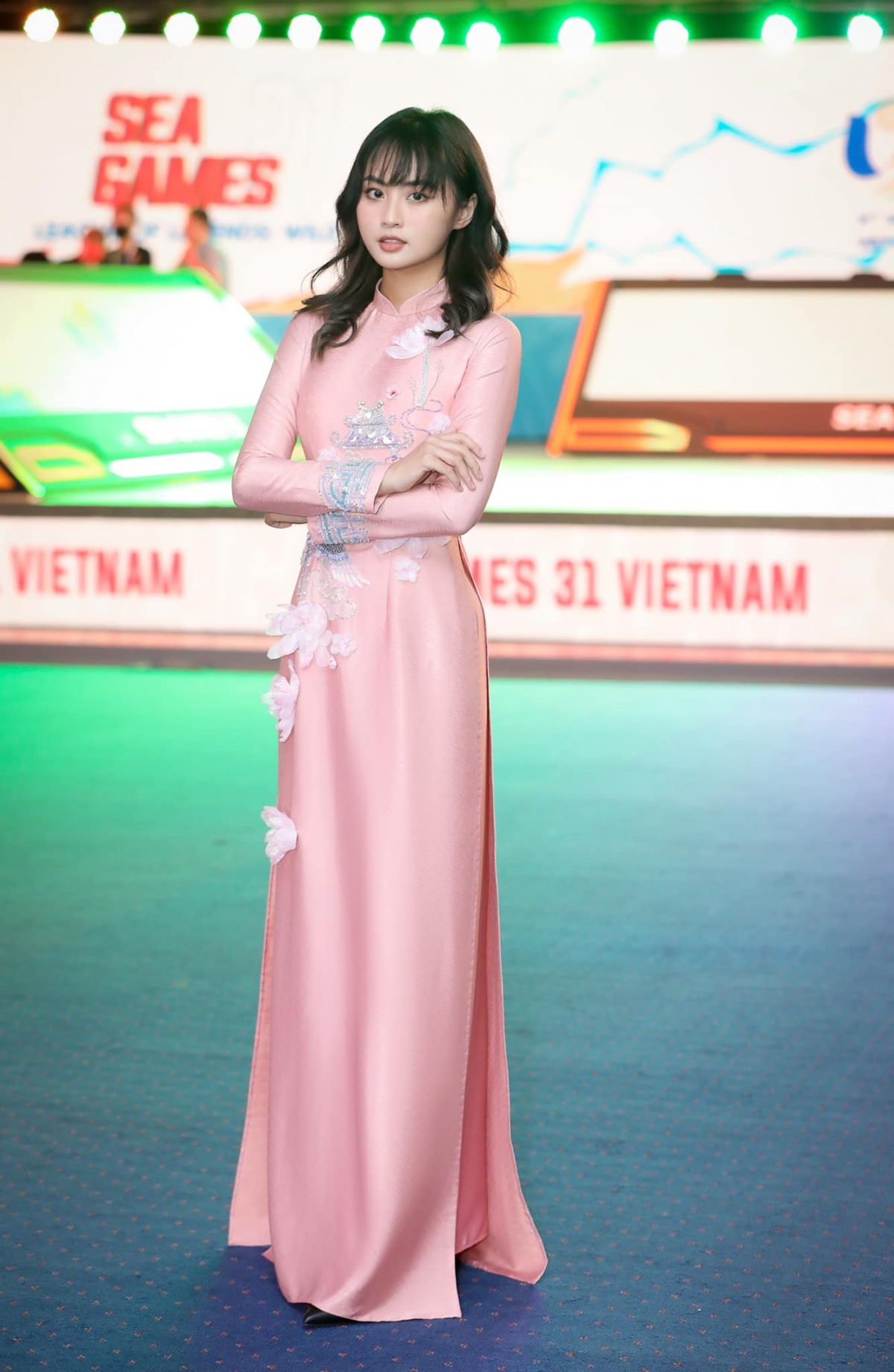 MC Việt Nam diện áo dài, khoe dung nhan mỹ miều tại SEA Games 31