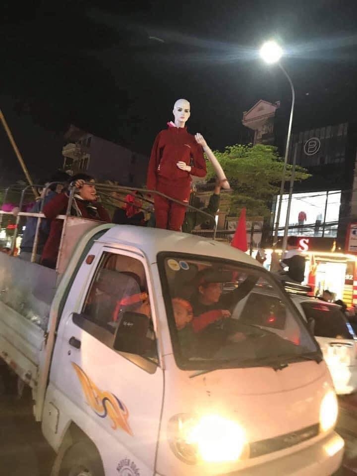 1001 cảnh đi bão 'có một không hai' của người Việt Nam: Khi Tôn Ngộ Không cũng 'cháy' cùng U23 Việt Nam