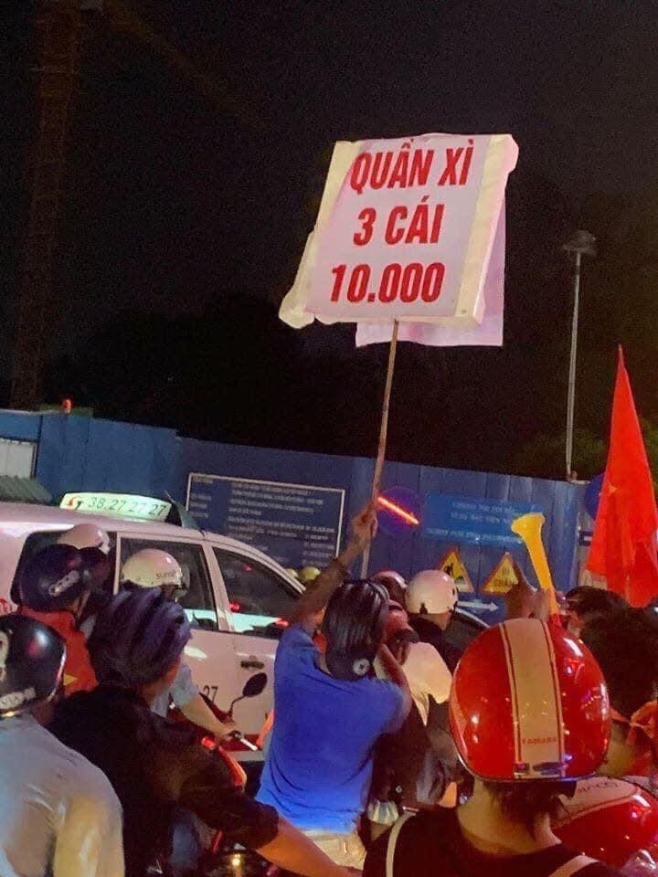 1001 cảnh đi bão 'có một không hai' của người Việt Nam: Khi Tôn Ngộ Không cũng 'cháy' cùng U23 Việt Nam