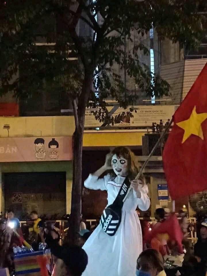 1001 cảnh đi bão 'có một không hai' của người Việt Nam: Khi Tôn Ngộ Không cũng 'cháy' cùng U23 Việt Nam