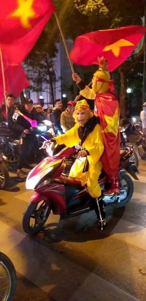 1001 cảnh đi bão 'có một không hai' của người Việt Nam: Khi Tôn Ngộ Không cũng 'cháy' cùng U23 Việt Nam