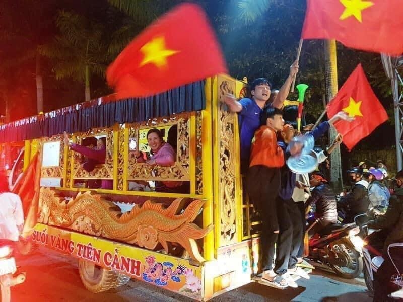 1001 cảnh đi bão 'có một không hai' của người Việt Nam: Khi Tôn Ngộ Không cũng 'cháy' cùng U23 Việt Nam