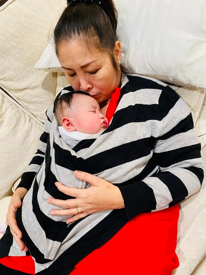 NSND Hồng Vân rưng rưng nước mắt chia tay cháu ngoại ở Mỹ để về Việt Nam