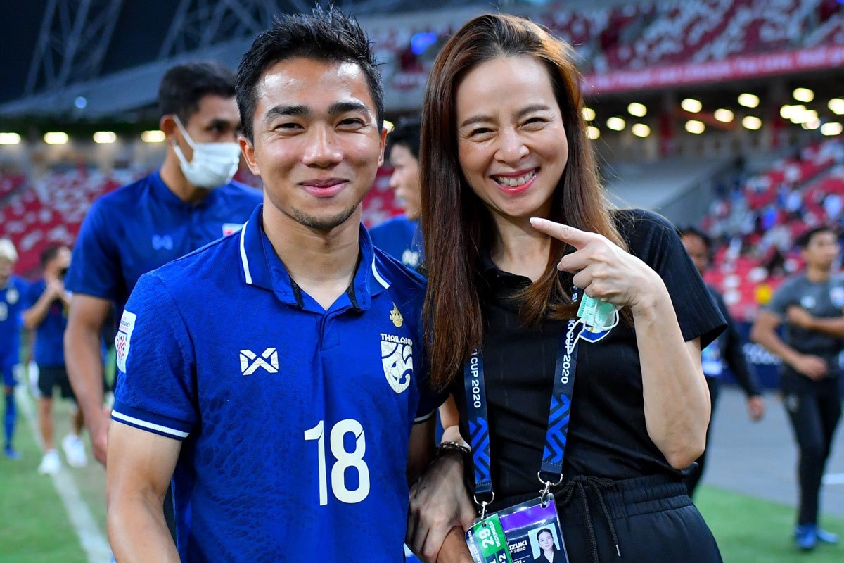 Bị yêu cầu từ chức, bà Madam Pang vẫn có hành động tử tế với cầu thủ Thái Lan