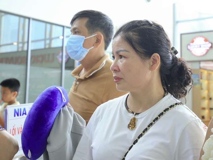 Xúc động cảnh mẹ Quang Hải ngấn lệ, ngậm ngùi chia tay con trai tại sân bay