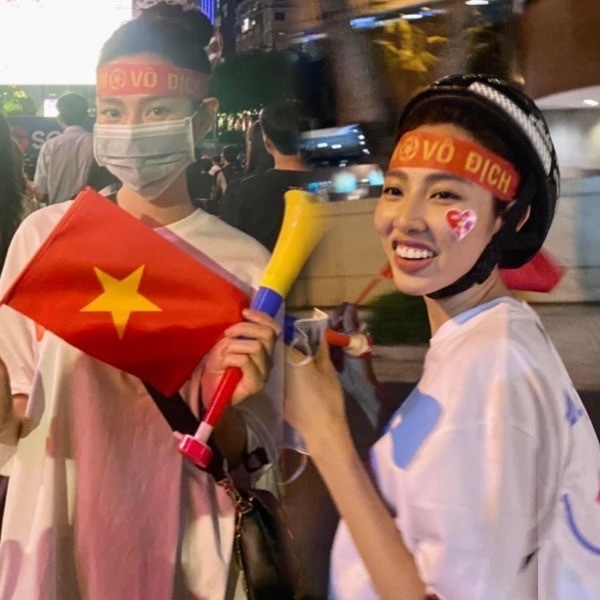 Hoa hậu Thùy Tiên tiết lộ cực thích HLV Gong Oh-kyun và tình yêu bất tận dành cho bóng đá Việt