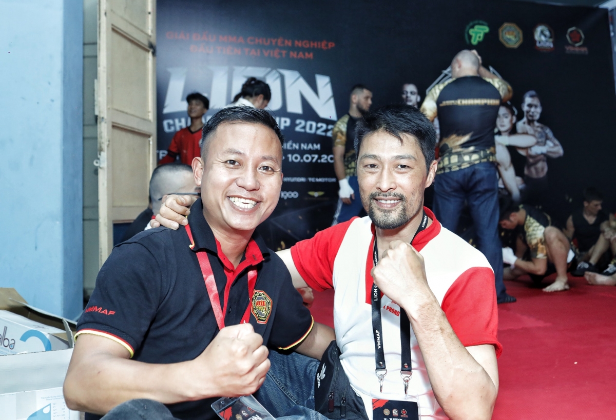 Johnny Trí Nguyễn bất ngờ làm HLV, lấy lại vẻ ngoài điển trai tại sàn đấu võ MMA