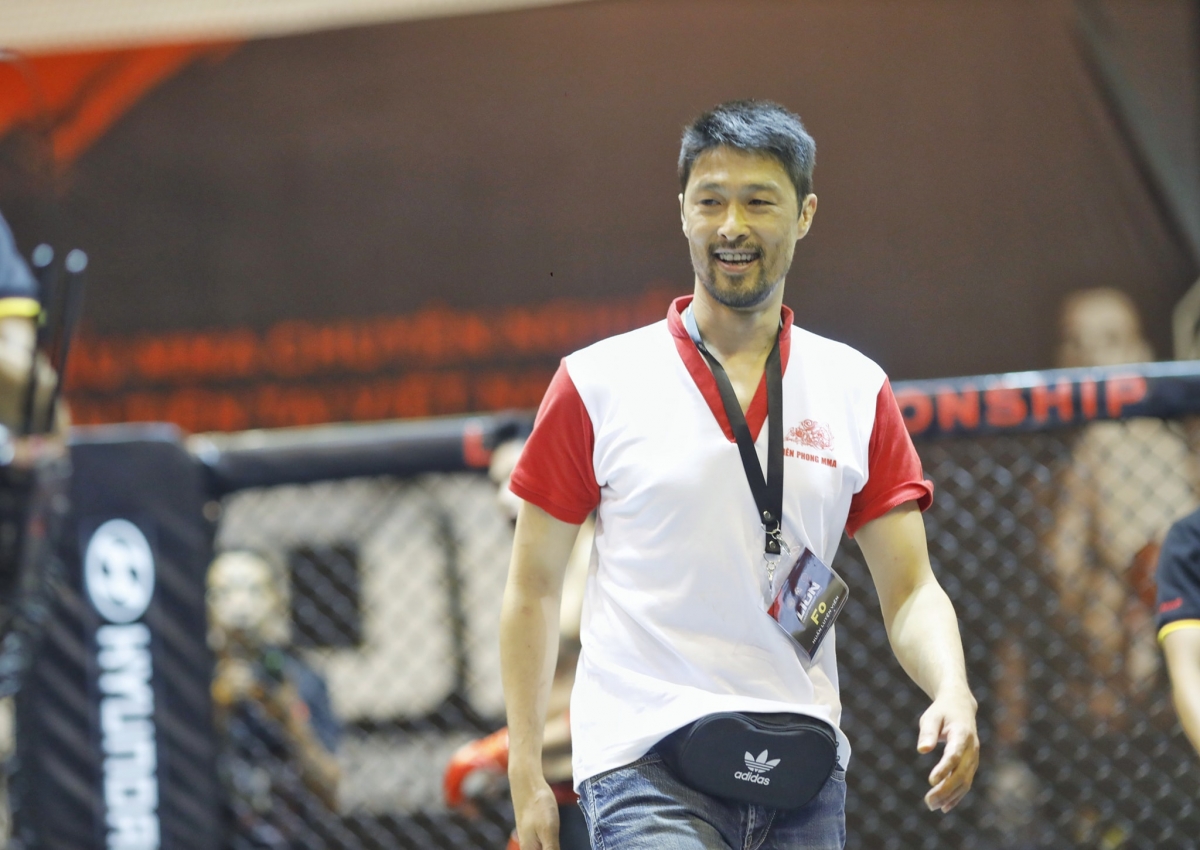 Johnny Trí Nguyễn bất ngờ làm HLV, lấy lại vẻ ngoài điển trai tại sàn đấu võ MMA