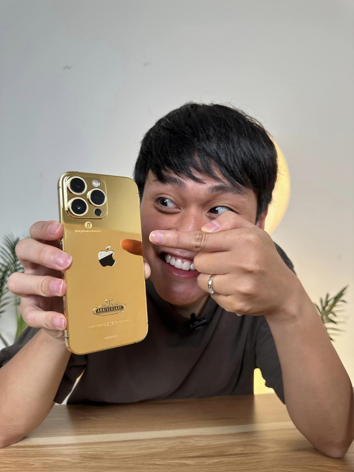 Hãy chiêm ngưỡng chiếc iPhone 14 Pro Max Mạ Vàng 18K - một siêu phẩm đích thực. Với thiết kế và chất liệu cao cấp, hứa hẹn sẽ mang lại cho bạn một trải nghiệm tốt nhất với công nghệ.