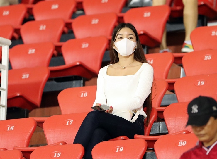 Dàn vợ cầu thủ ĐT Việt Nam hội tụ trên khán đài, bạn gái Đặng Văn Lâm ngồi một mình