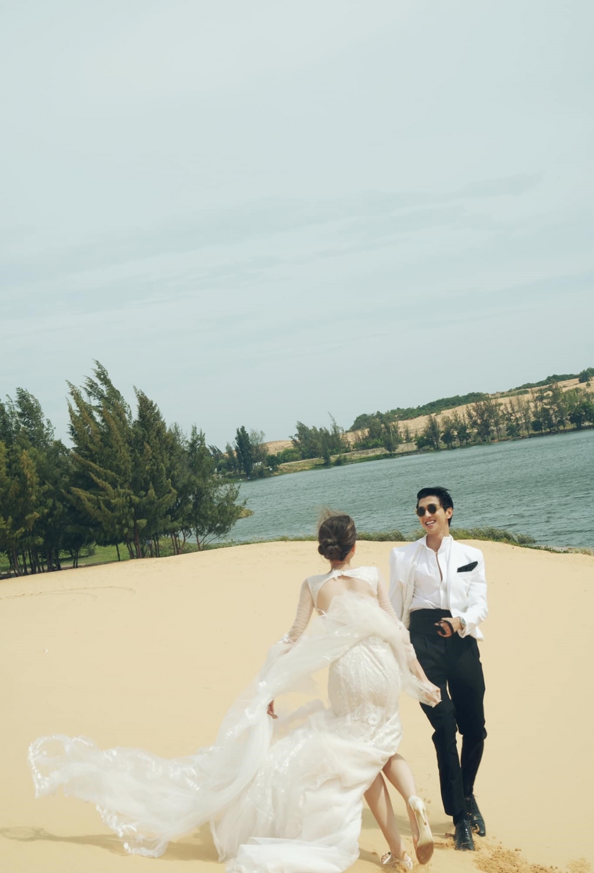 Á hậu Phương Nga chia sẻ loạt khoảnh khắc ngọt ngào khi chụp hình cưới