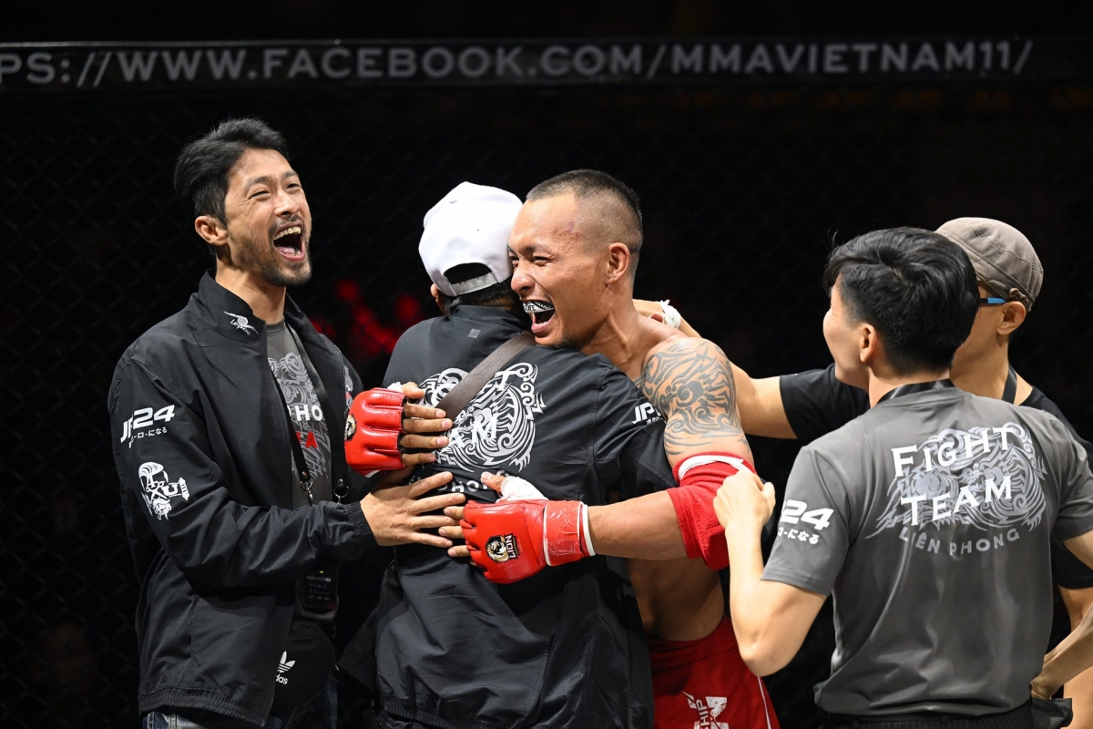 Johnny Trí Nguyễn lao lên sàn ăn mừng cùng 'gà nhà' sau cú knockout giây thứ 30