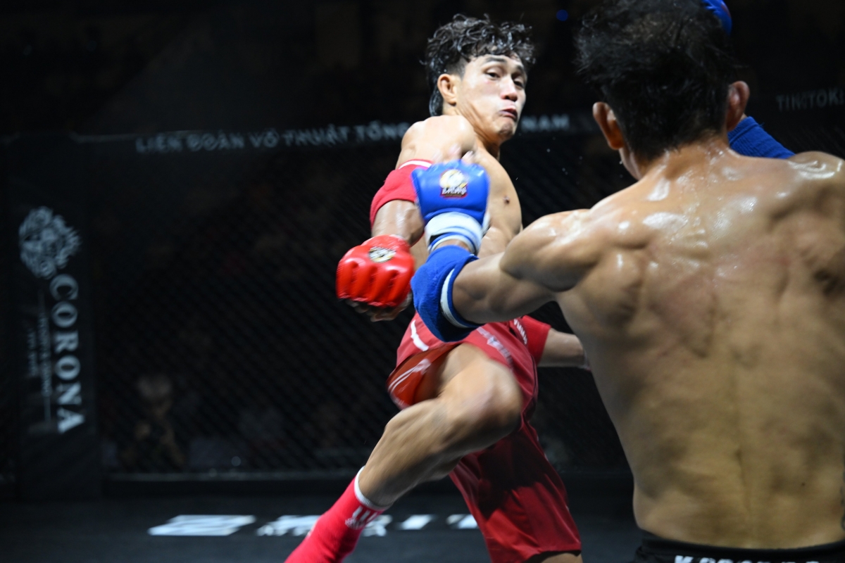 'Độc cô cầu bại' - Duy Nhất tung đòn khiến đối thủ chạy quanh võ đài 'Độc cô cầu bại' - Duy Nhất tung đòn khiến đối thủ chạy quanh võ đài