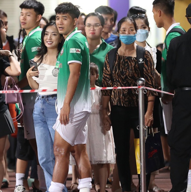 Bạn gái Văn Hậu nổi bật trong lễ ăn mừng chức vô địch của Hà Nội FC