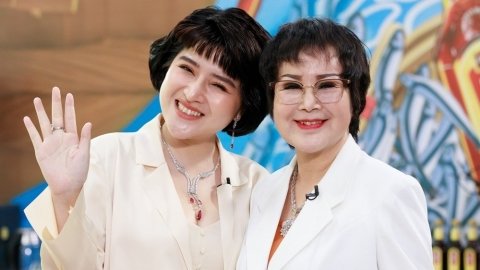 10 năm không phải làm dâu, bác sĩ Phạm Phúc Ngân tặng mẹ chồng trang sức bạc tỉ