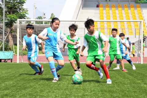 Những cô bé đam mê đá bóng trên sân chơi bóng đá học đường 2023