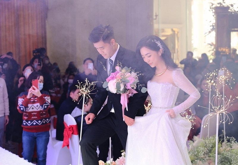Lộ chi phí khủng của 3 bộ váy cưới lộng lẫy trong lễ cưới của Hà Đức Chinh và Mai Hà Trang