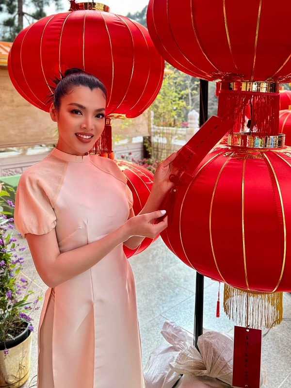 Hoa hậu chuyển giới Trân Đài xúng xính áo dài đón Xuân trên đất Mỹ