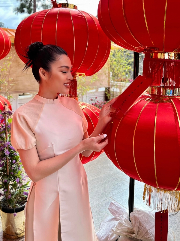 Hoa hậu chuyển giới Trân Đài xúng xính áo dài đón Xuân trên đất Mỹ