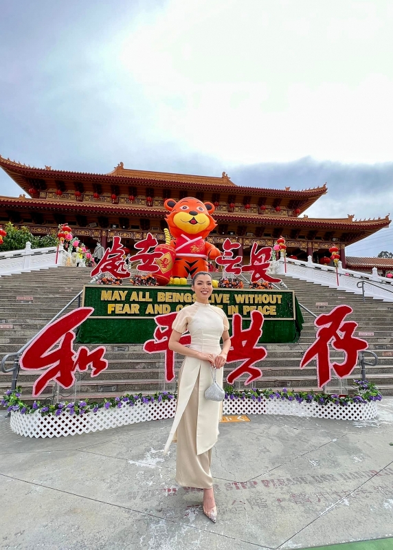 Hoa hậu chuyển giới Trân Đài xúng xính áo dài đón Xuân trên đất Mỹ