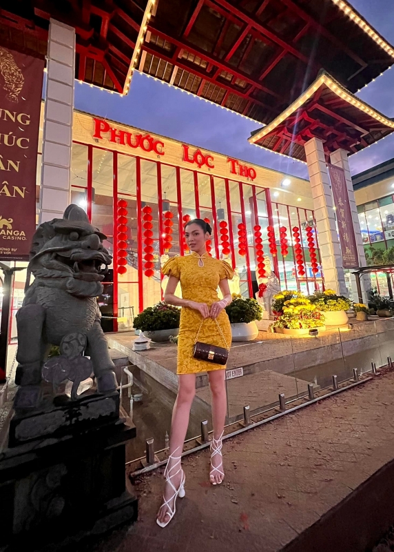 Hoa hậu chuyển giới Trân Đài xúng xính áo dài đón Xuân trên đất Mỹ