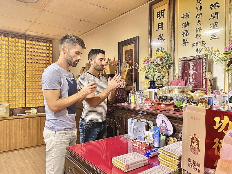 Lộ diện 'ông Tổ' của cộng đồng LGBT, lại còn có cả đền thờ trang trọng